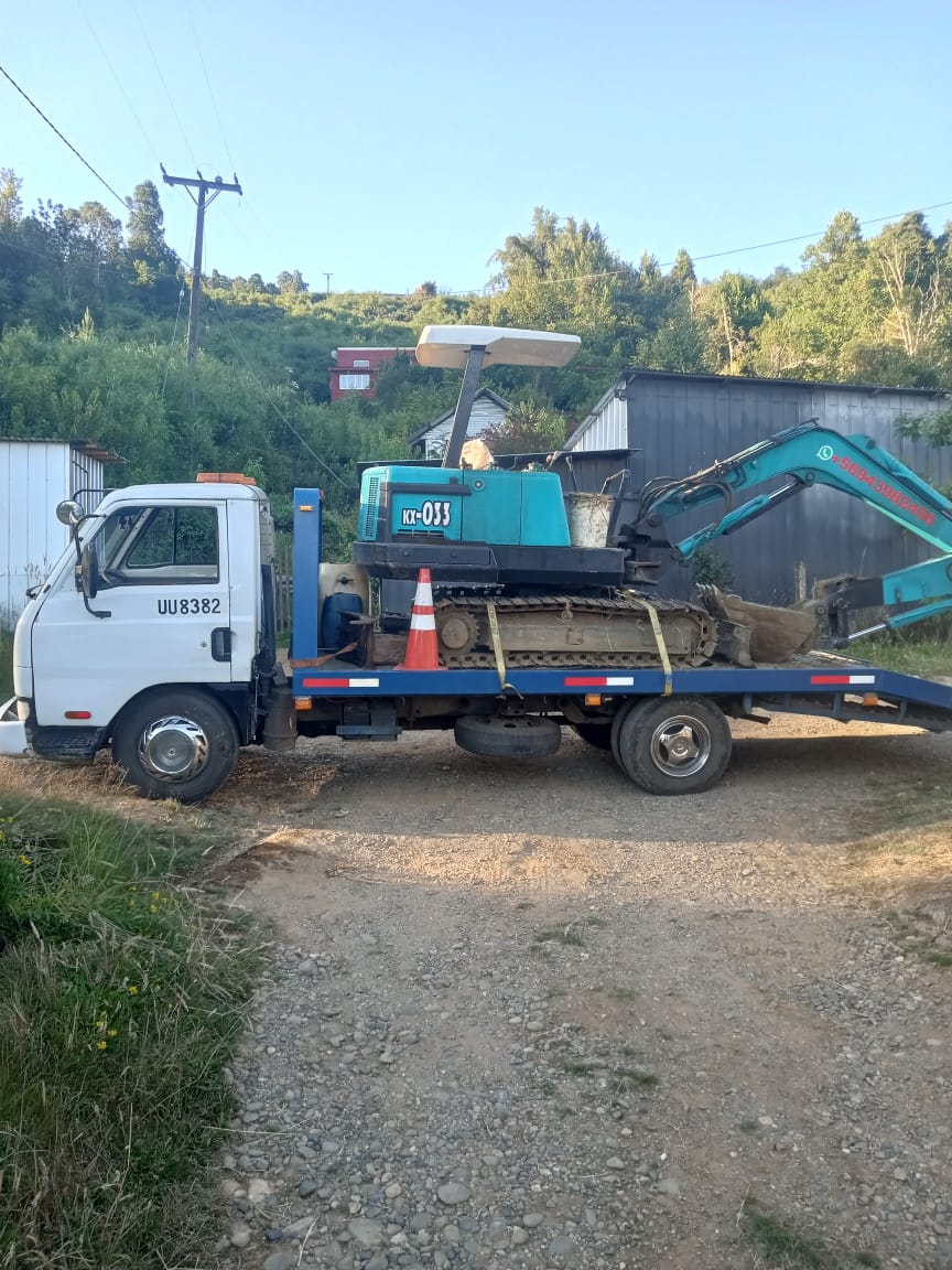 Camión grúa realizando rescate vehicular en la costa de Valdivia